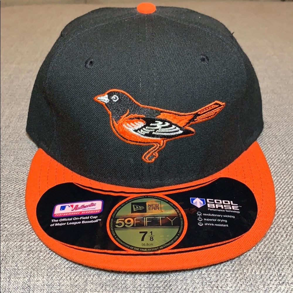 FITTED HAT